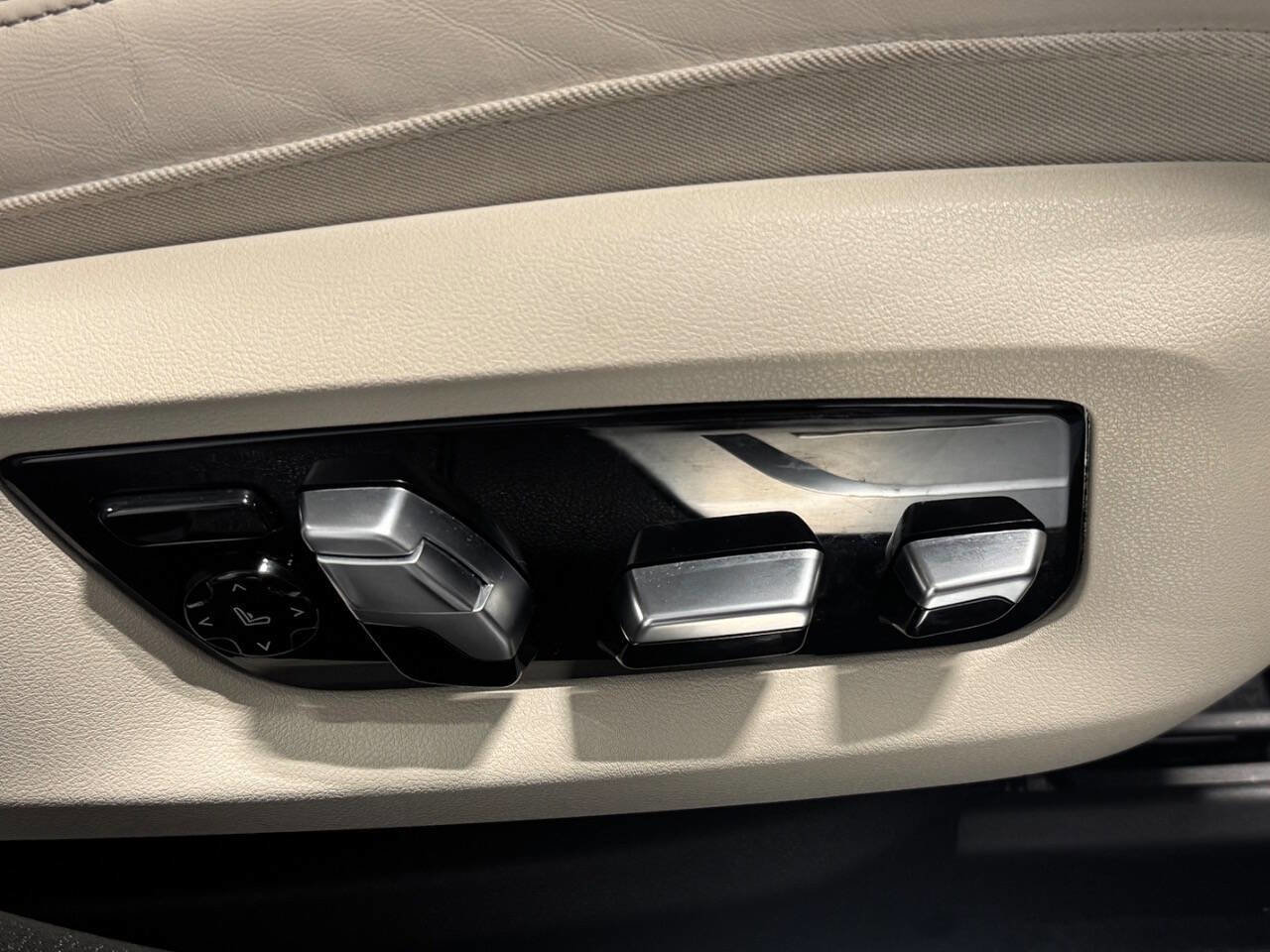 Used 2019 BMW M760i xDrive w/ Luxury Rear Seating Package image 33