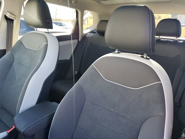 Certified 2025 Volkswagen Taos SE w/ Panoramic Sunroof Package image 21