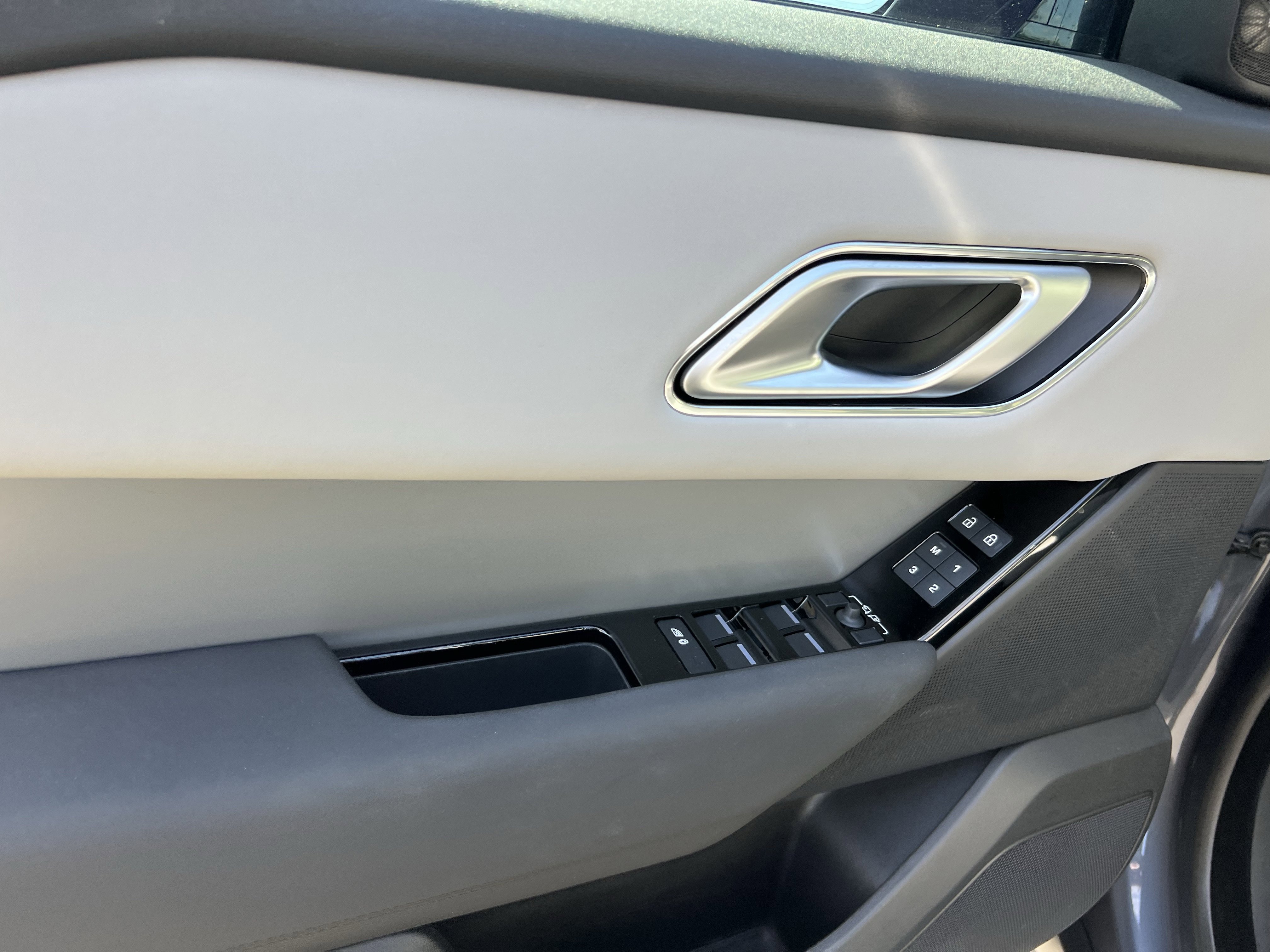 Certified 2025 Land Rover Range Rover Velar S image 15