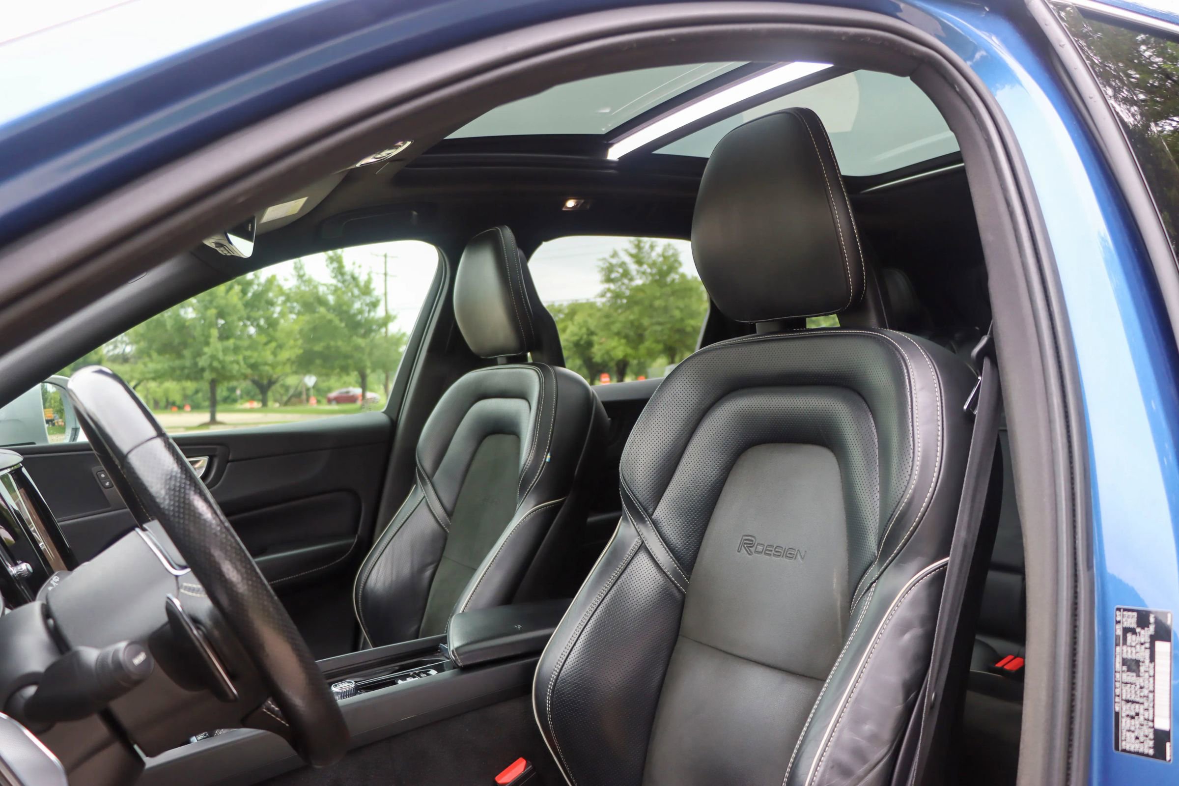 Used 2018 Volvo XC60 T6 R-Design w/ Convenience Package image 15