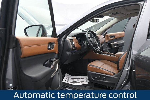 Used 2025 Nissan Pathfinder Platinum w/ Cargo Package AWD/4WD image 17