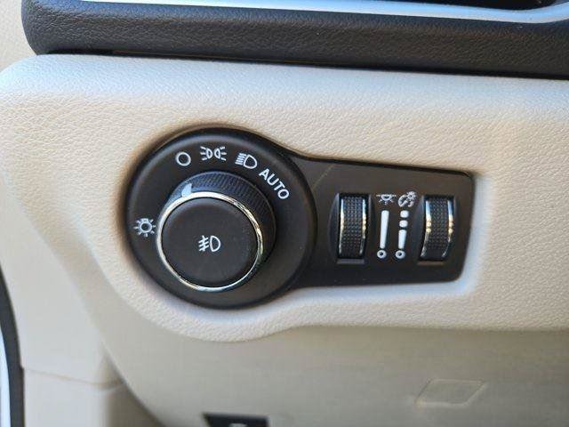 Used 2024 Chrysler Pacifica Touring-L FWD image 16