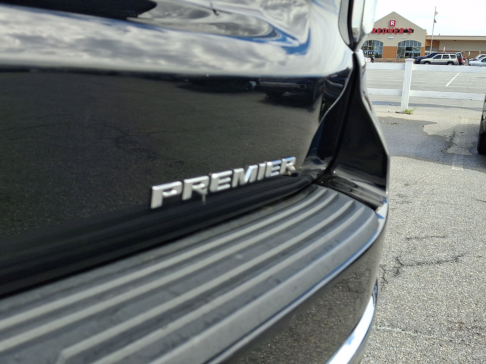 Used 2024 Chevrolet Suburban Premier w/ Premium Package AWD/4WD image 31