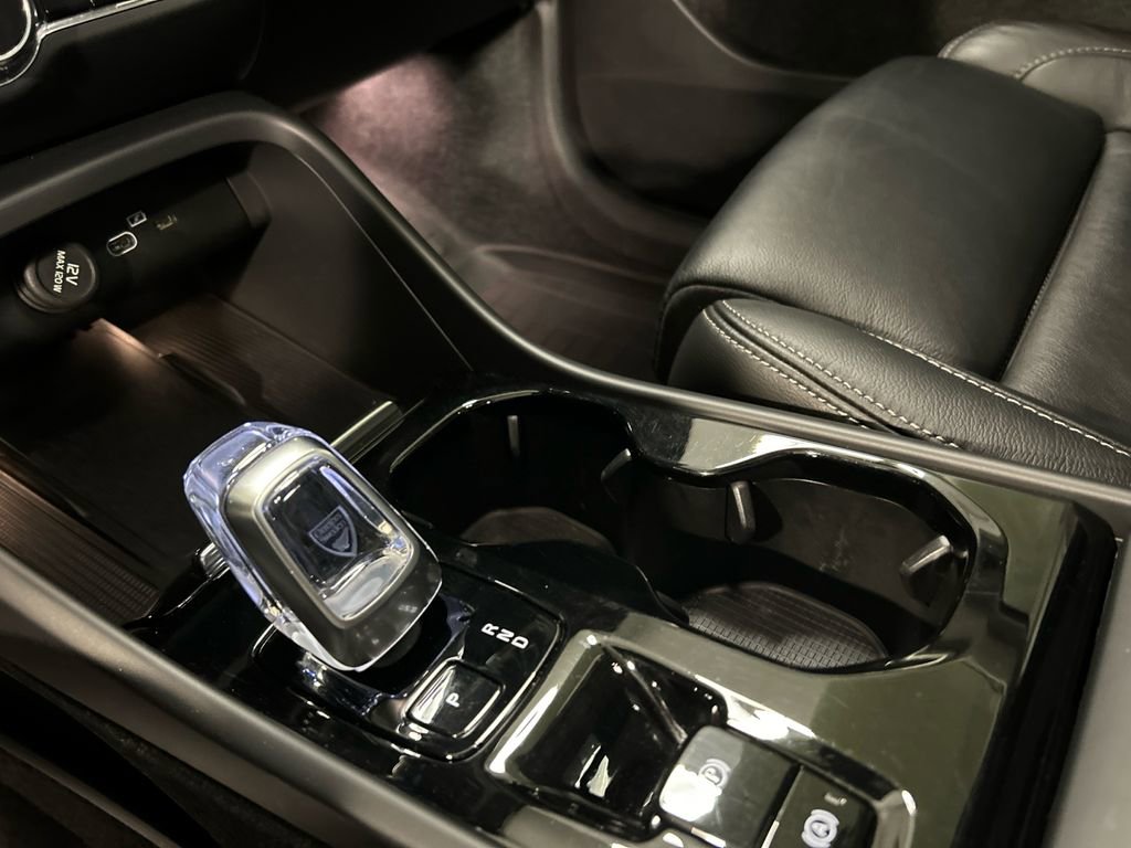 Certified 2023 Volvo XC40 B5 Plus w/ Protection Package Premier AWD/4WD image 18
