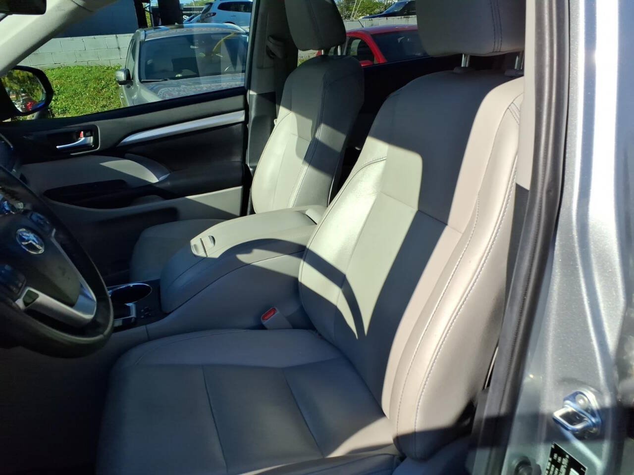 Used 2019 Toyota Highlander XLE FWD image 19