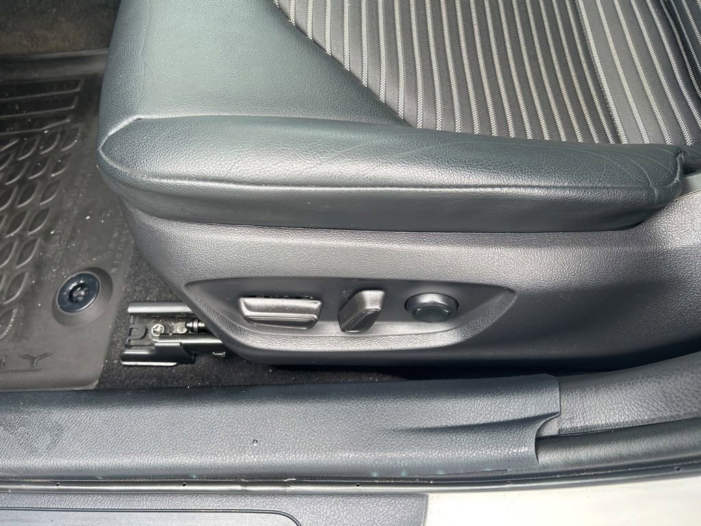Used 2022 Toyota Camry SE w/ Audio Upgrade Package FWD image 19
