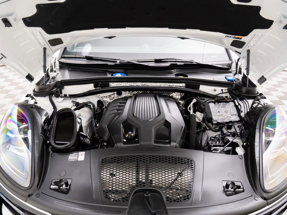 Certified 2025 Porsche Macan image 30