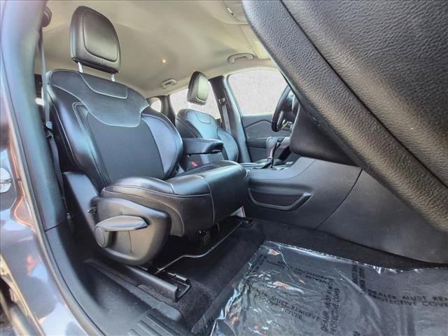 Used 2019 Jeep Cherokee Latitude Plus w/ Cold Weather Group AWD/4WD image 19