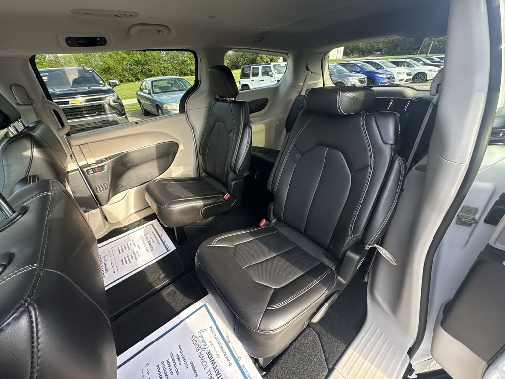 Used 2024 Chrysler Pacifica Touring-L FWD image 22