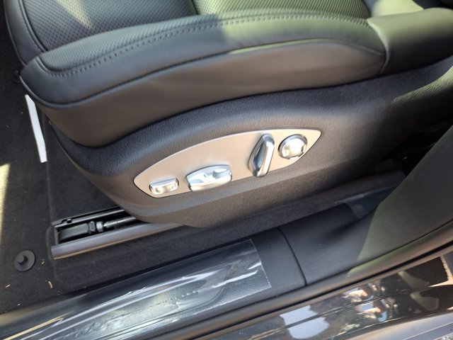 Used 2025 Porsche Macan AWD/4WD image 22