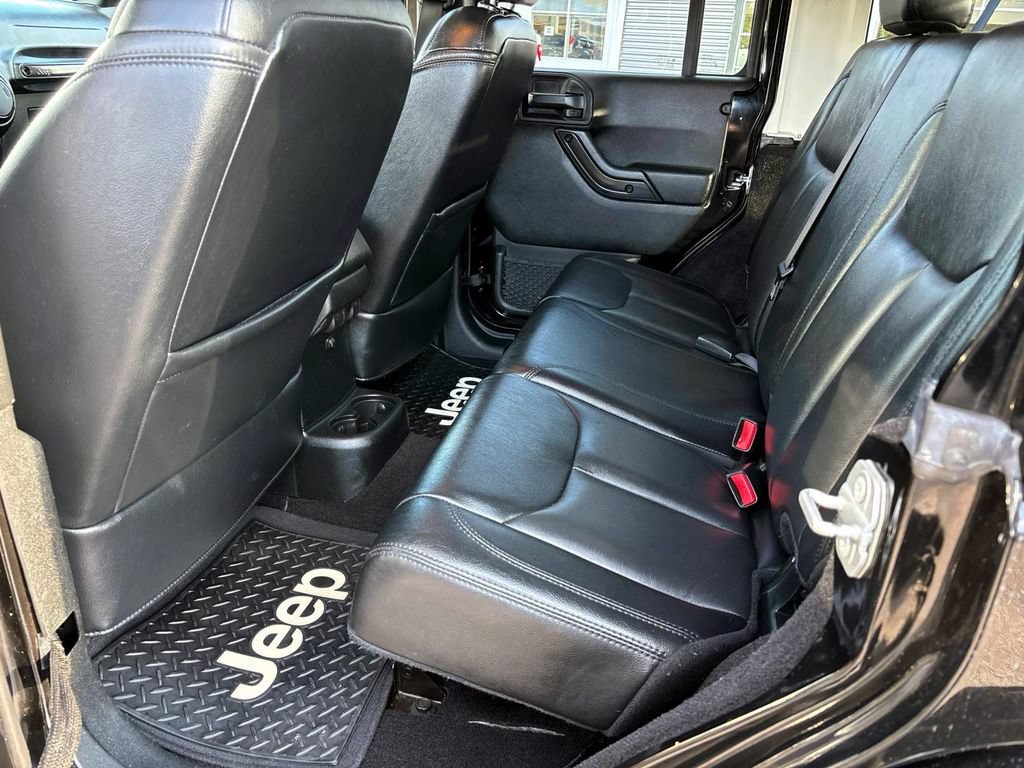 Used 2017 Jeep Wrangler Unlimited Sahara AWD/4WD image 10