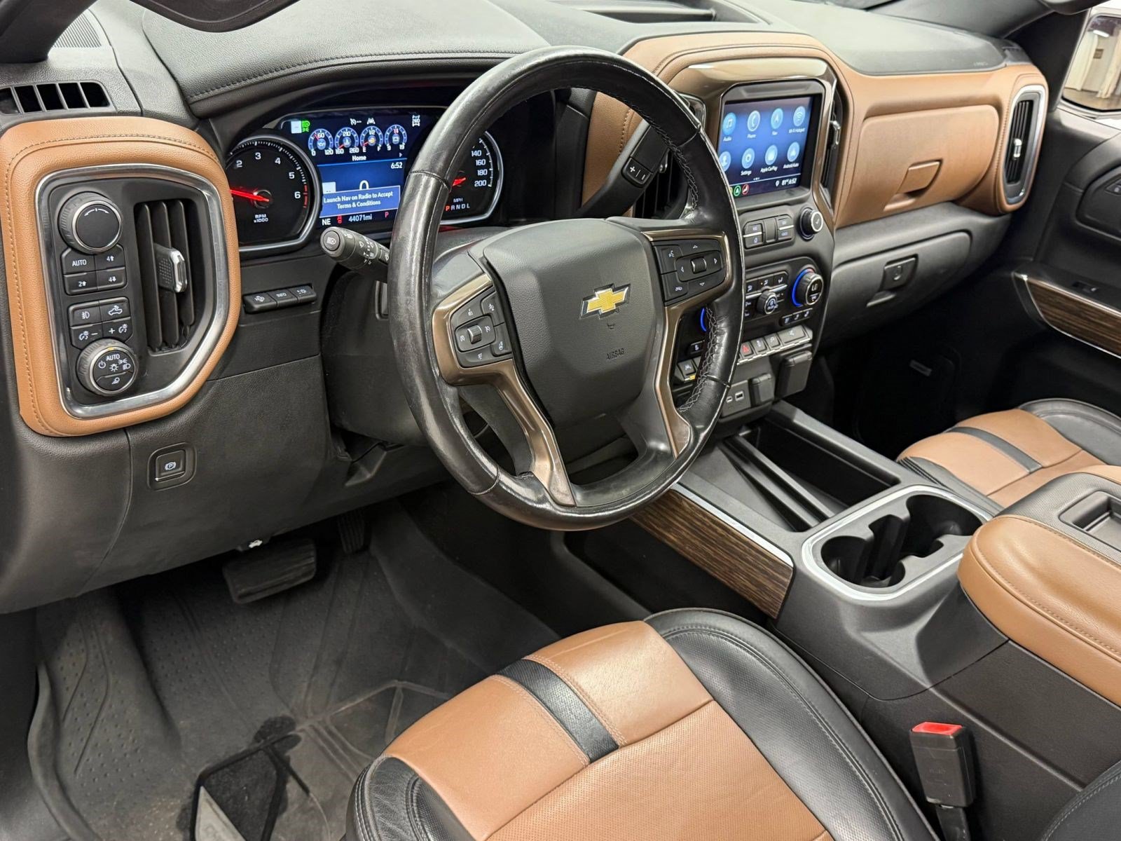 Used 2019 Chevrolet Silverado 1500 High Country w/ Technology Package AWD/4WD image 3