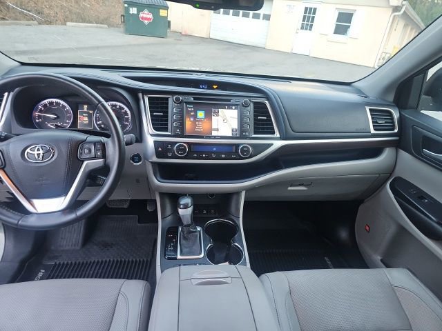 Used 2016 Toyota Highlander Limited image 9