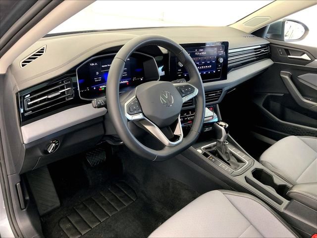 Used 2025 Volkswagen Jetta SE image 14