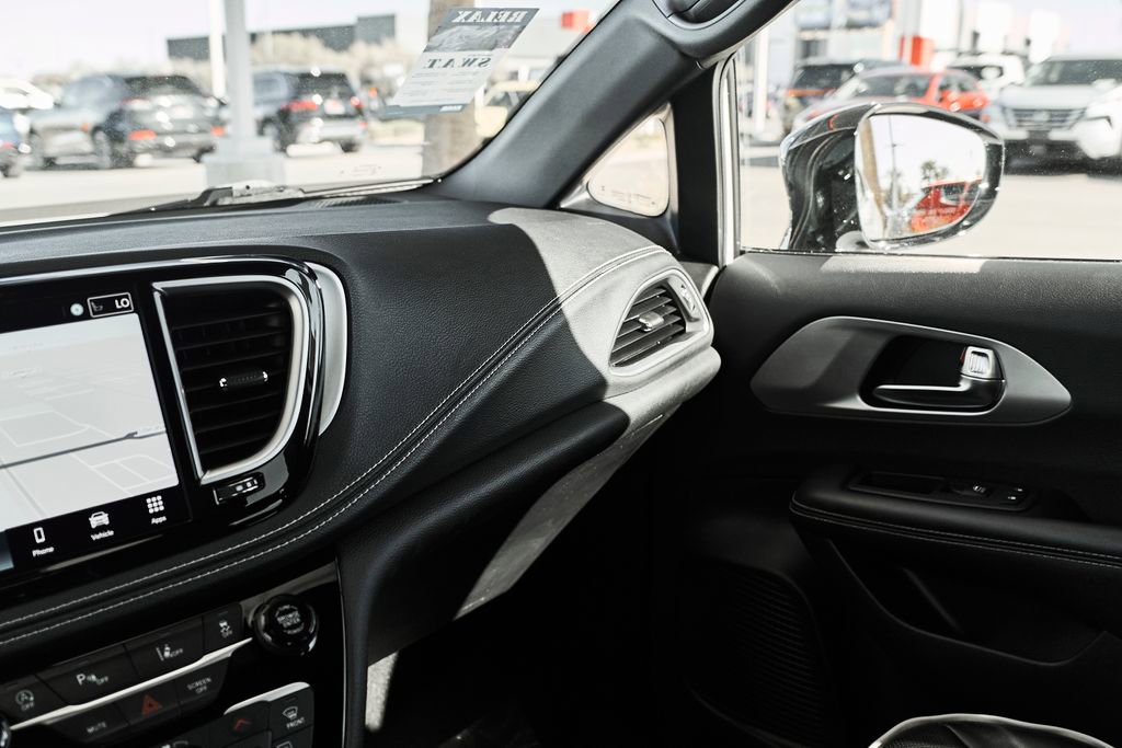 Used 2025 Chrysler Pacifica Limited image 39