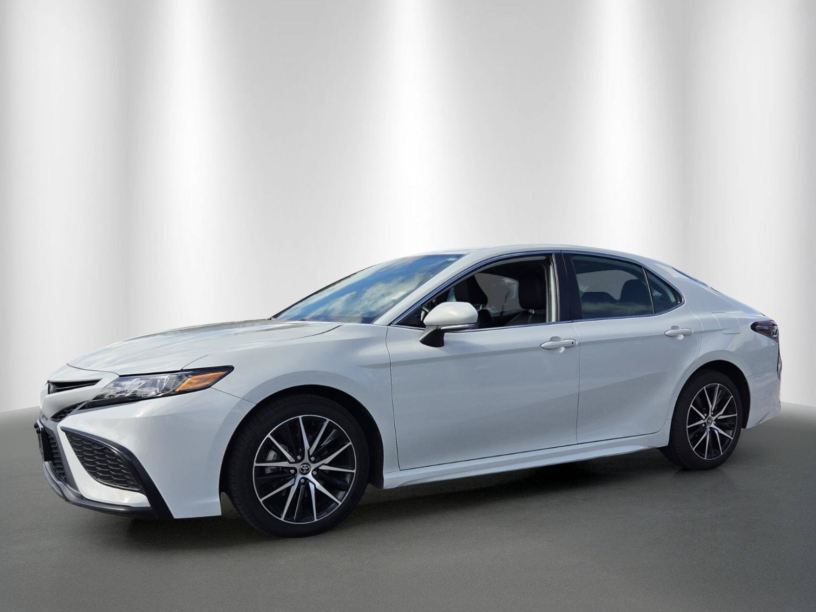 Used 2023 Toyota Camry SE FWD image 3