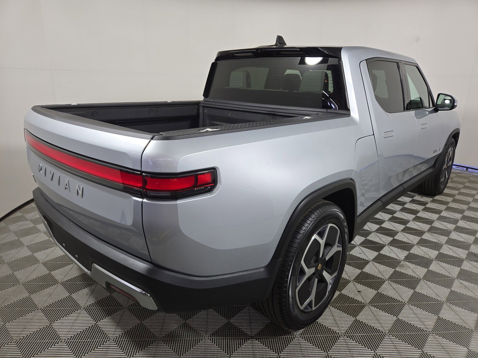 Used 2024 Rivian R1T Adventure AWD/4WD image 5