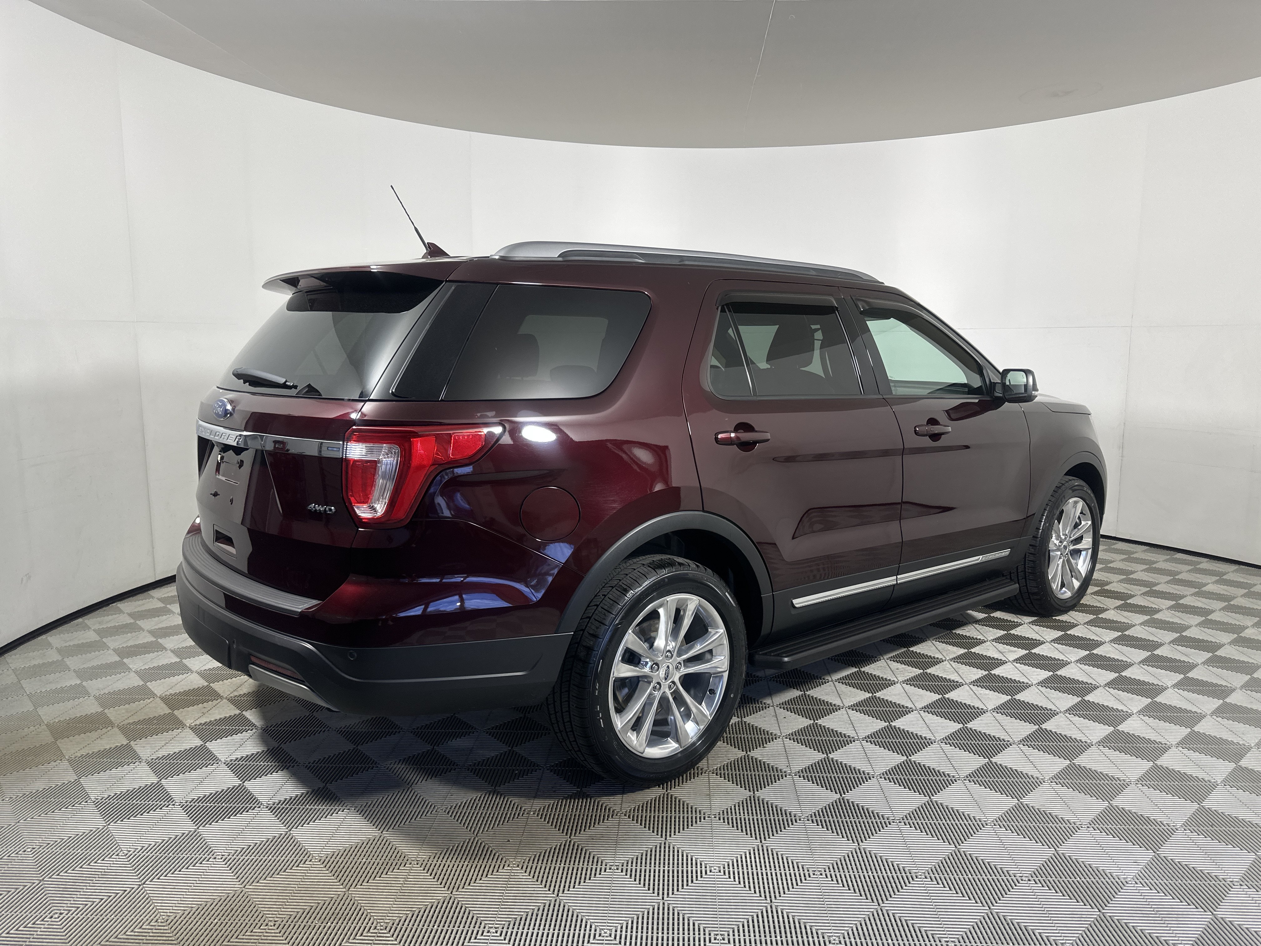Used 2019 Ford Explorer XLT w/ Equipment Group 202A AWD/4WD image 7