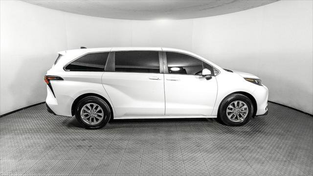 Used 2024 Toyota Sienna LE FWD image 9