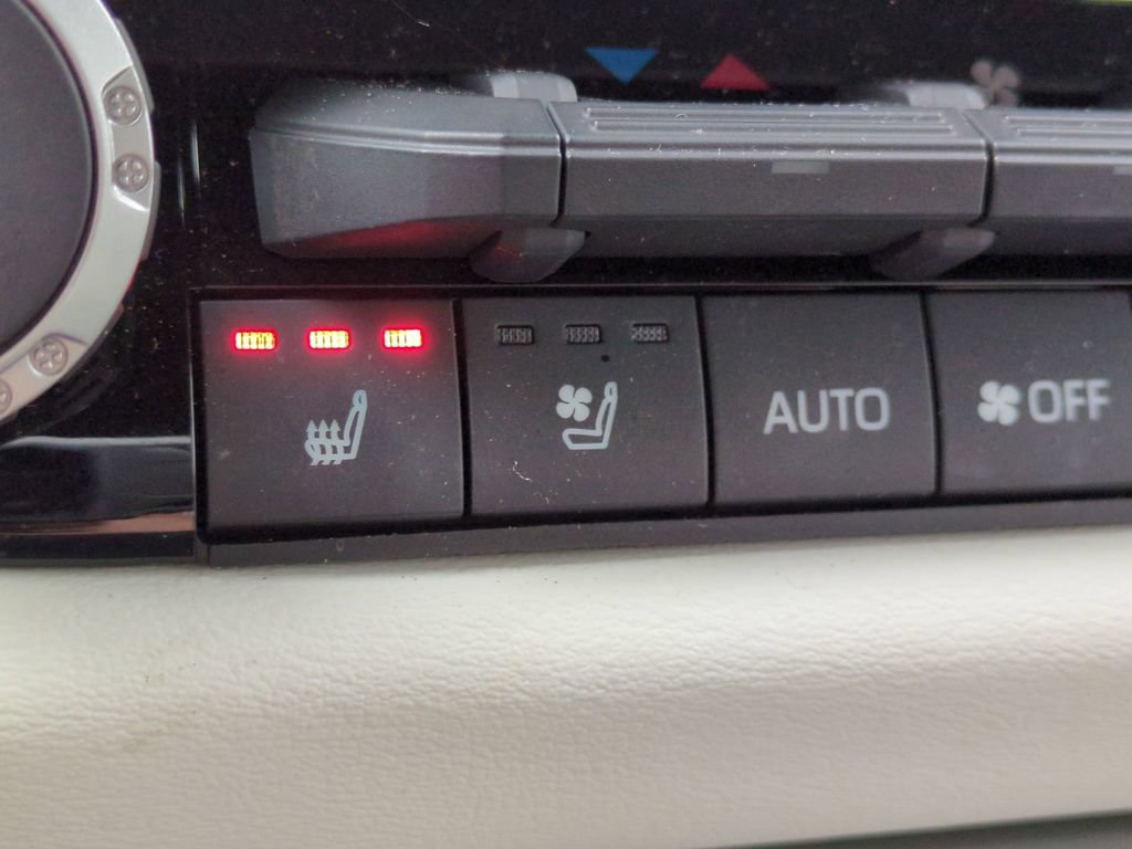 Used 2025 Toyota Sequoia Capstone AWD/4WD image 27