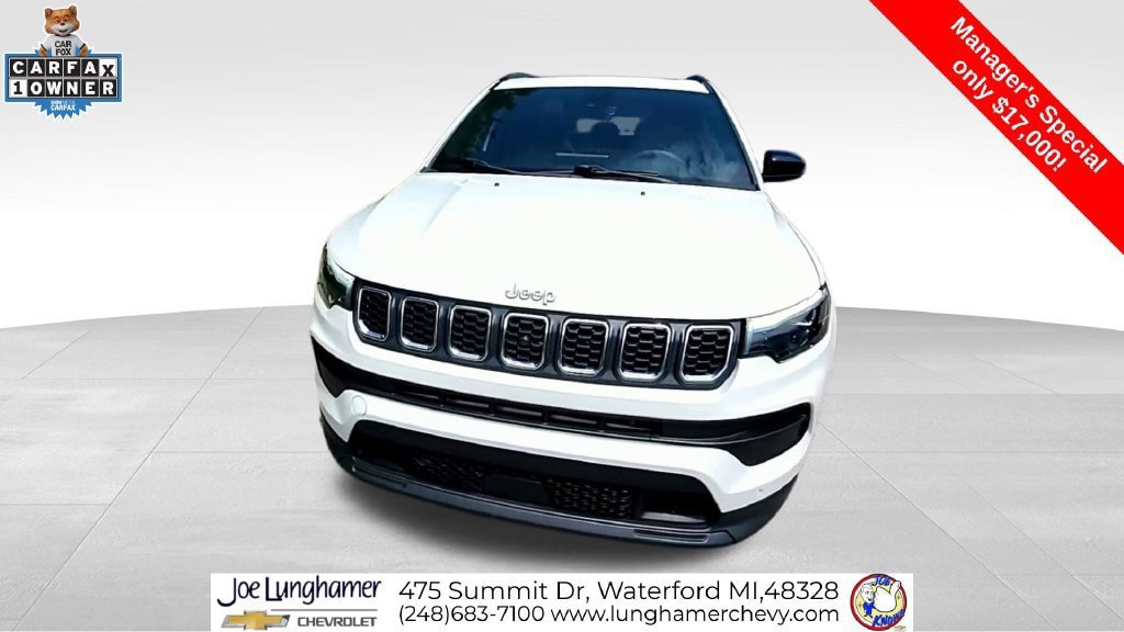 Used 2024 Jeep Compass Latitude w/ Sun and Sound Group AWD/4WD image 3