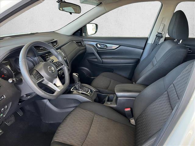 Used 2017 Nissan Rogue SV w/ SV Premium Package image 8