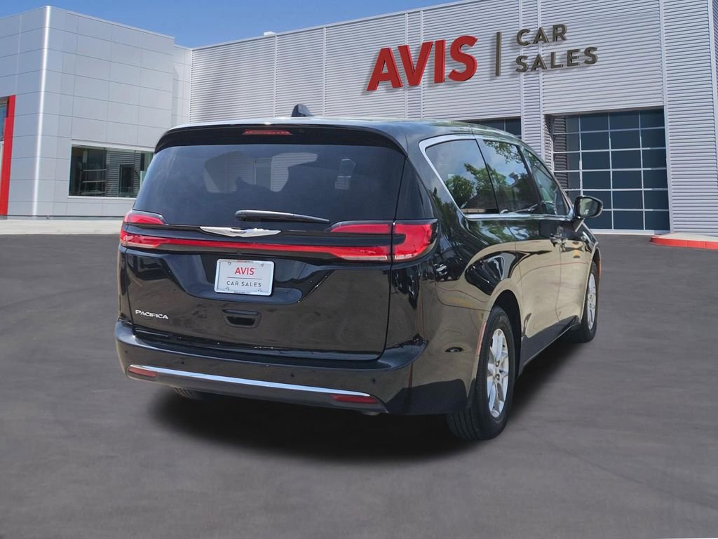 Used 2025 Chrysler Pacifica Select image 6