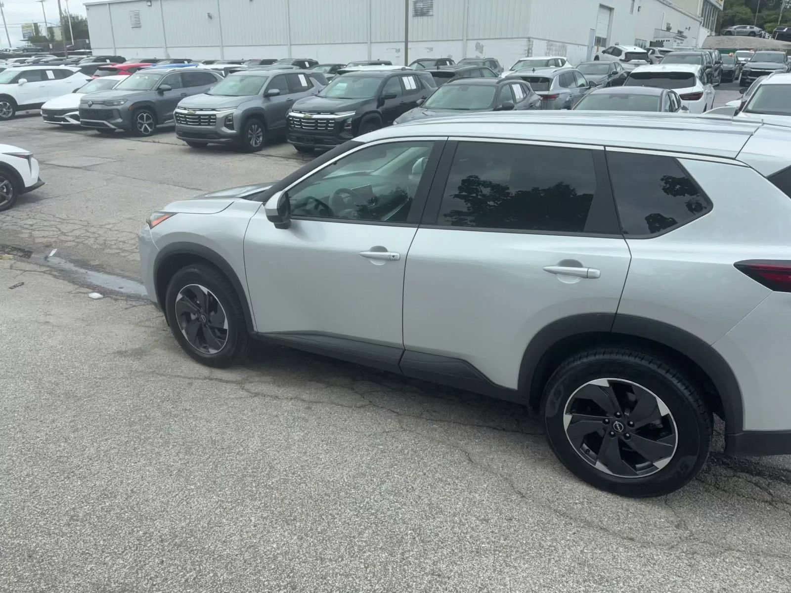 Used 2025 Nissan Rogue SV AWD/4WD image 9