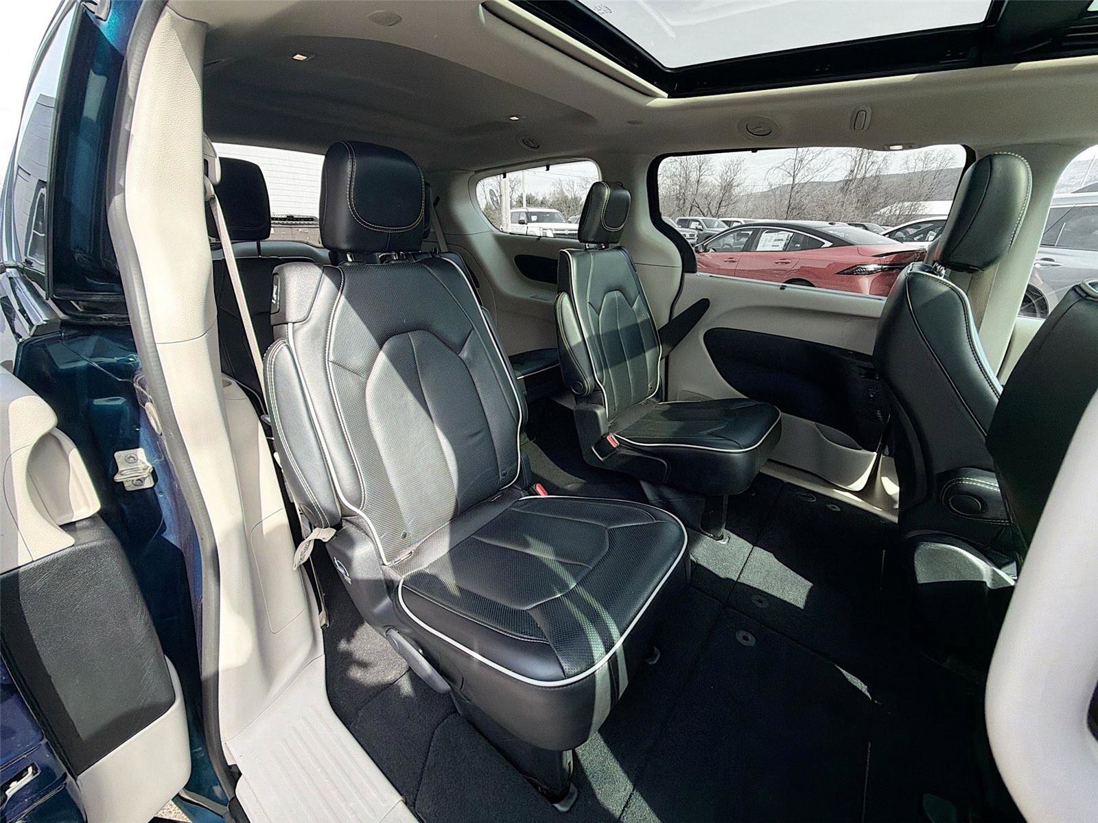 Used 2023 Chrysler Pacifica Limited image 29