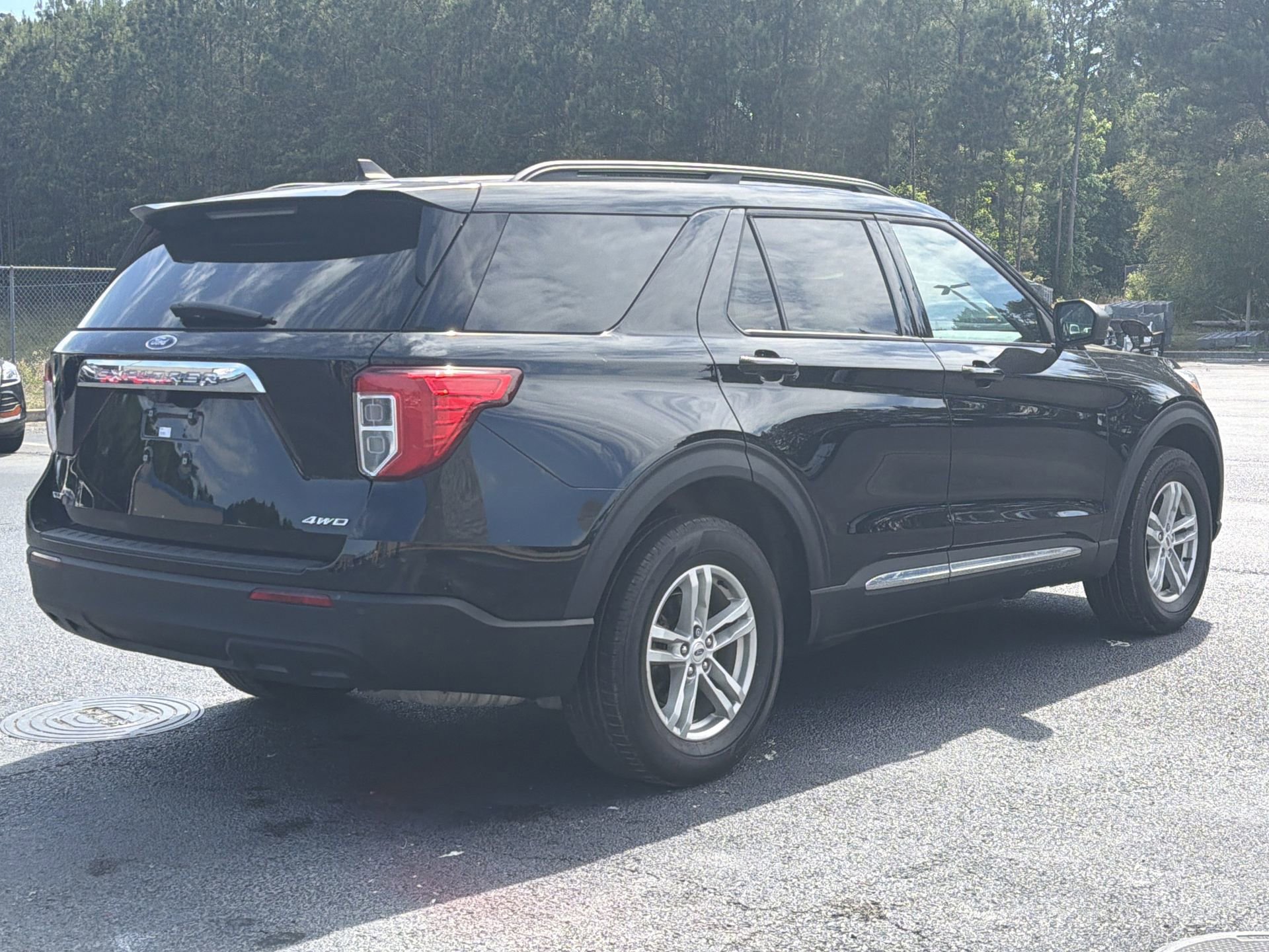 Used 2023 Ford Explorer XLT AWD/4WD image 9