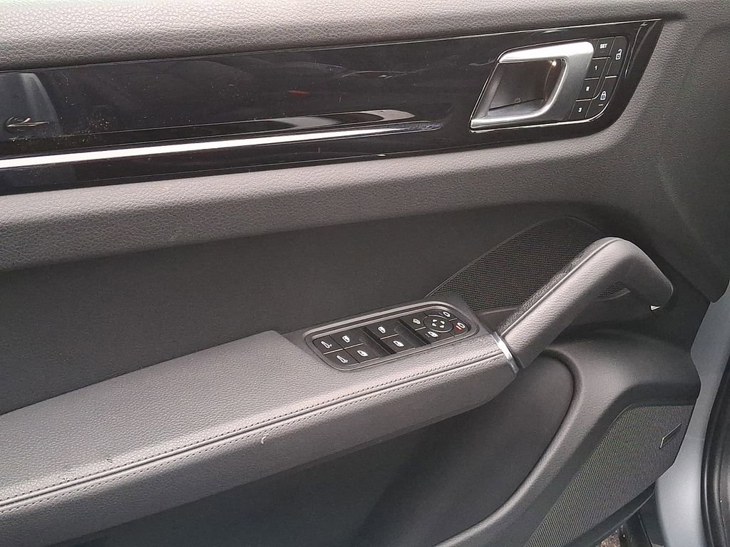 Used 2023 Porsche Cayenne w/ Premium Package image 8