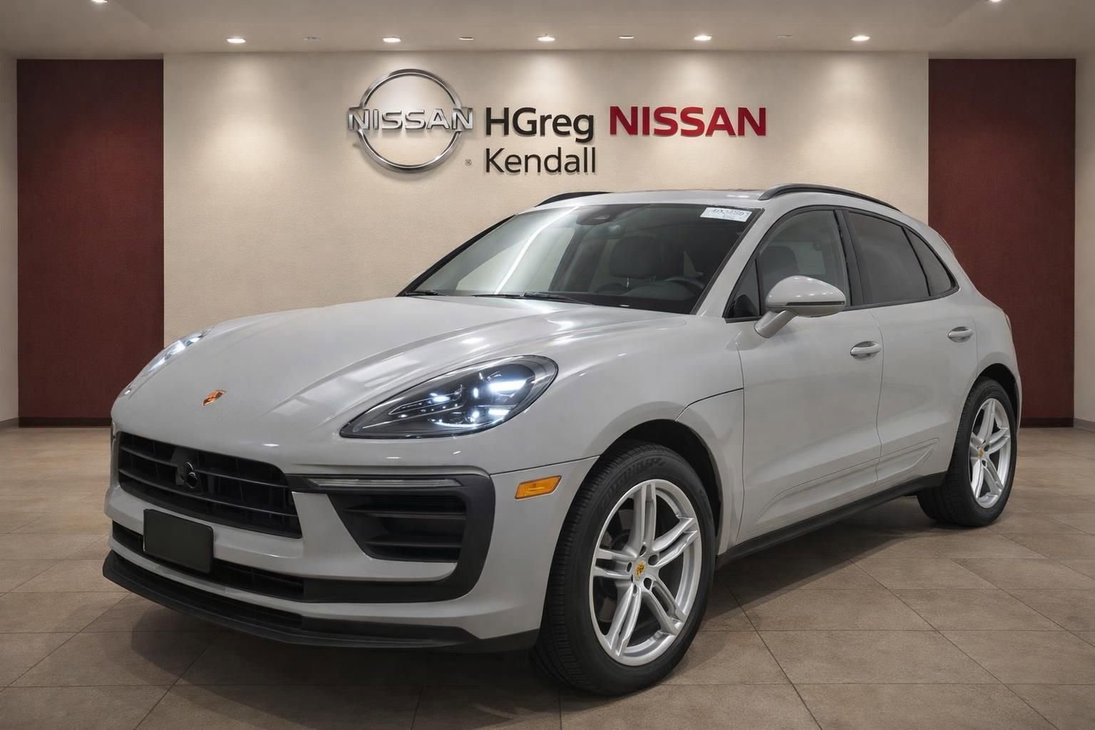 Used 2023 Porsche Macan AWD/4WD image 3