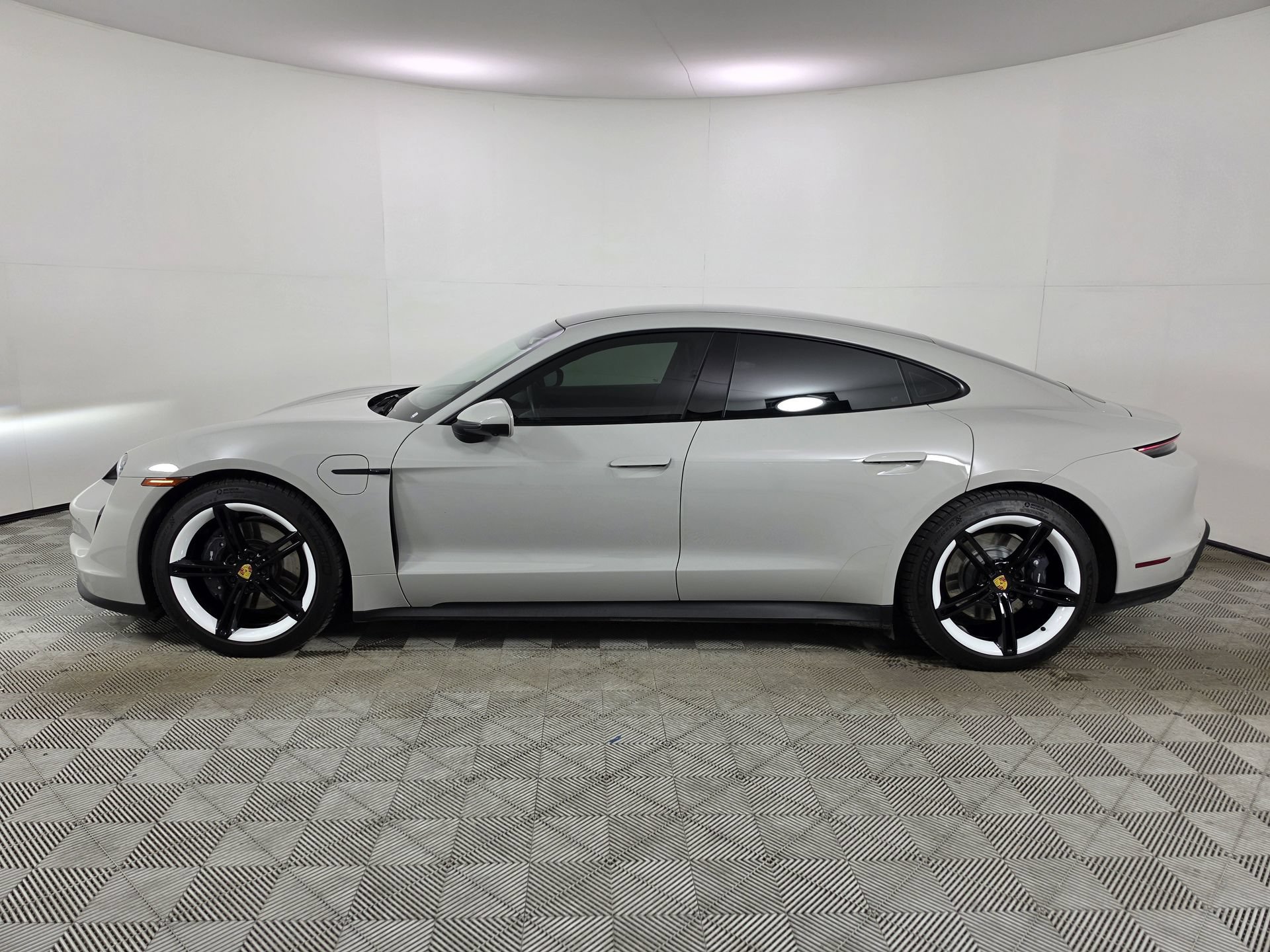 Used 2022 Porsche Taycan RWD image 4
