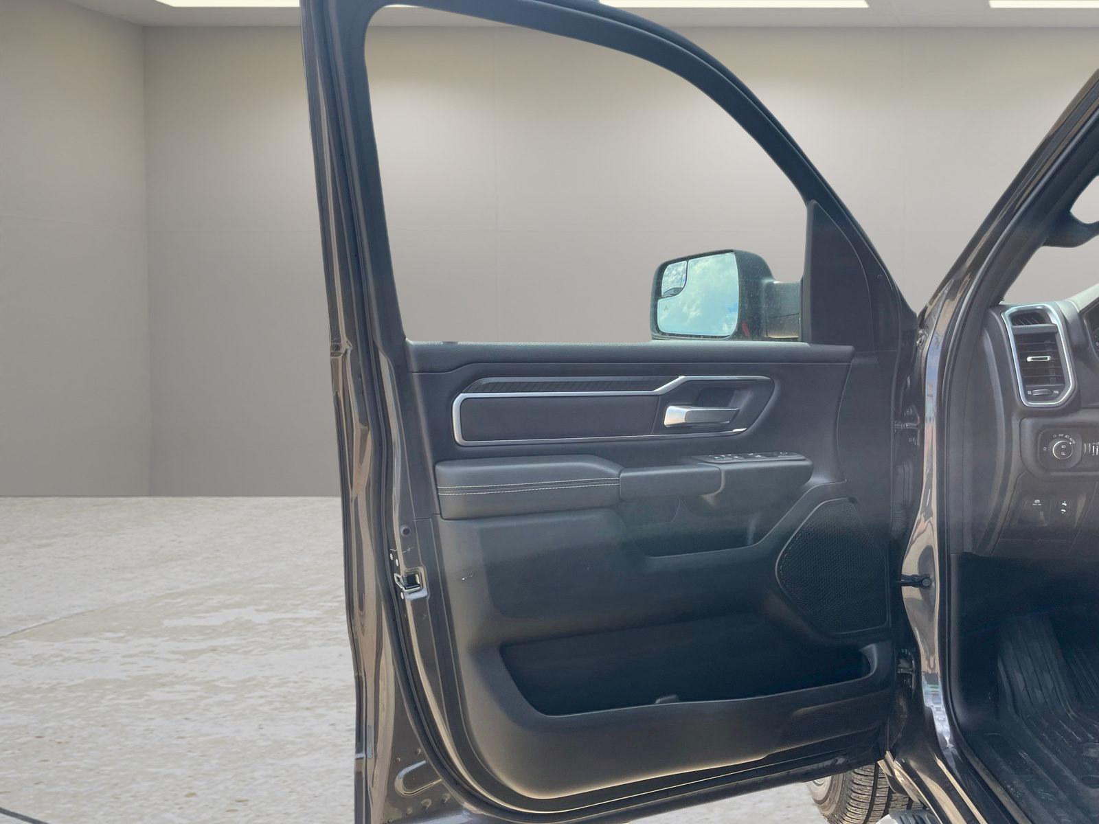 Used 2025 RAM 1500 Big Horn AWD/4WD image 10