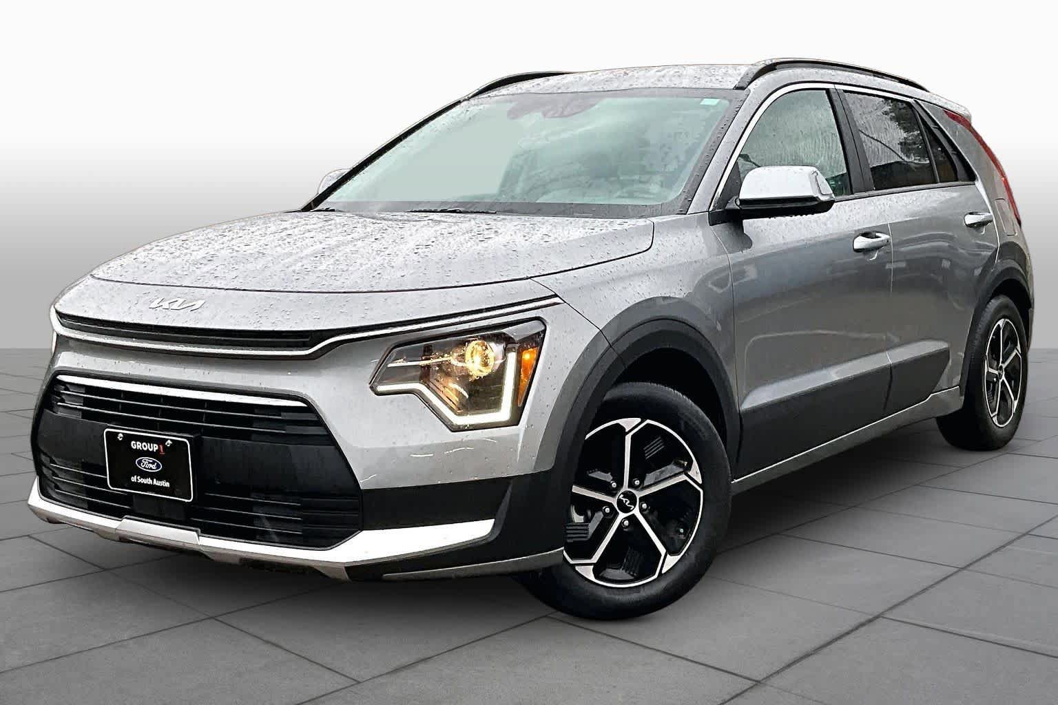 Used 2023 Kia Niro EX image 2