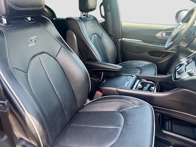 Used 2024 Chrysler Pacifica Limited w/ Uconnect Theater Family Group AWD/4WD image 32