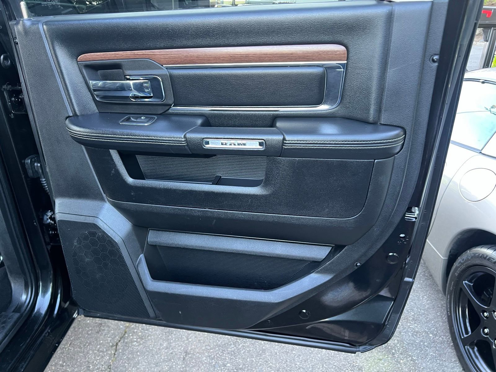 Used 2015 RAM 3500 Laramie w/ Black Appearance Group image 34