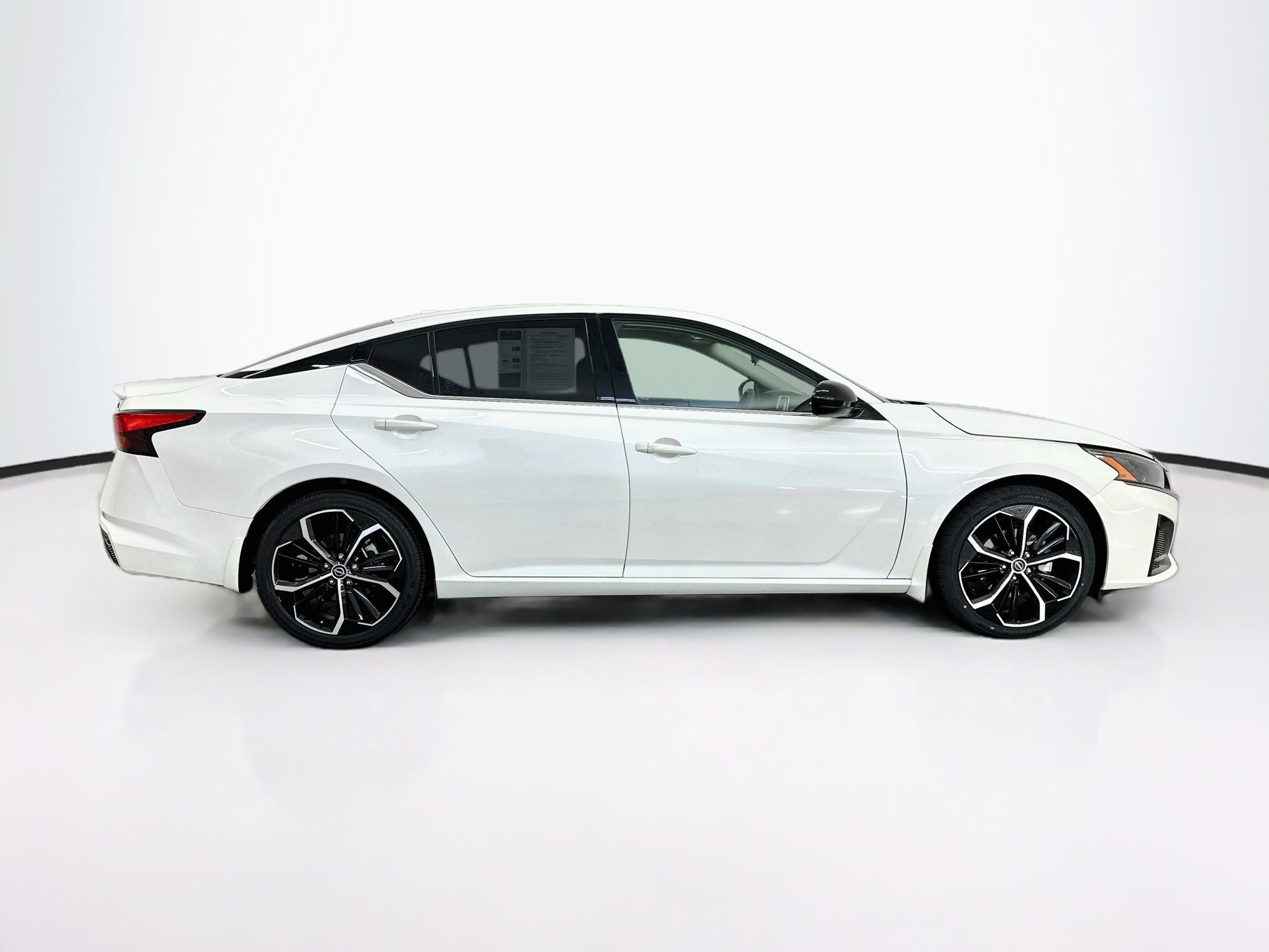 Used 2023 Nissan Altima 2.5 SR FWD image 10