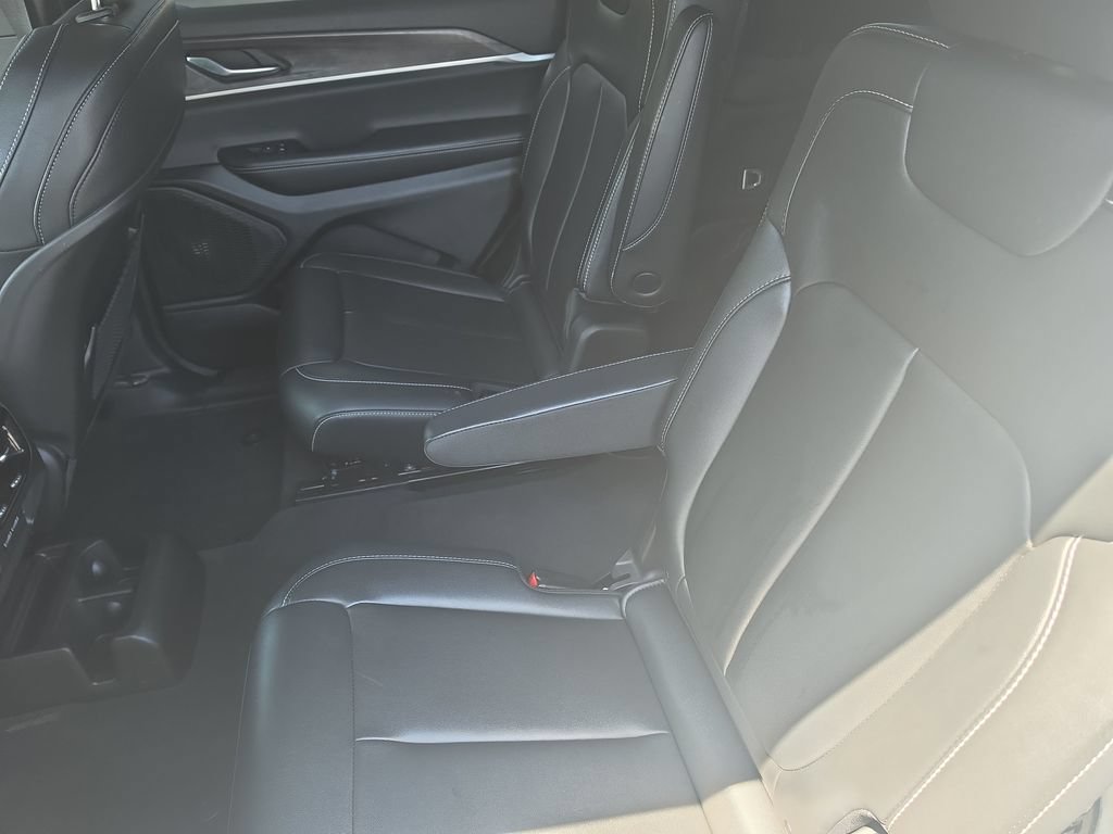 Used 2024 Jeep Grand Cherokee L Limited w/ Black Appearance Package AWD/4WD image 15