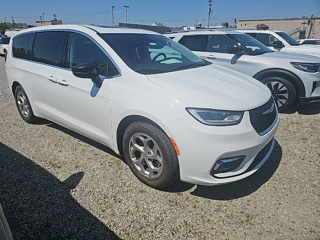Used 2024 Chrysler Pacifica Limited image 5