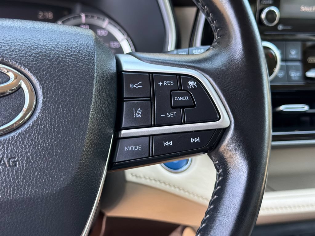 Used 2022 Toyota Highlander XLE AWD/4WD image 25