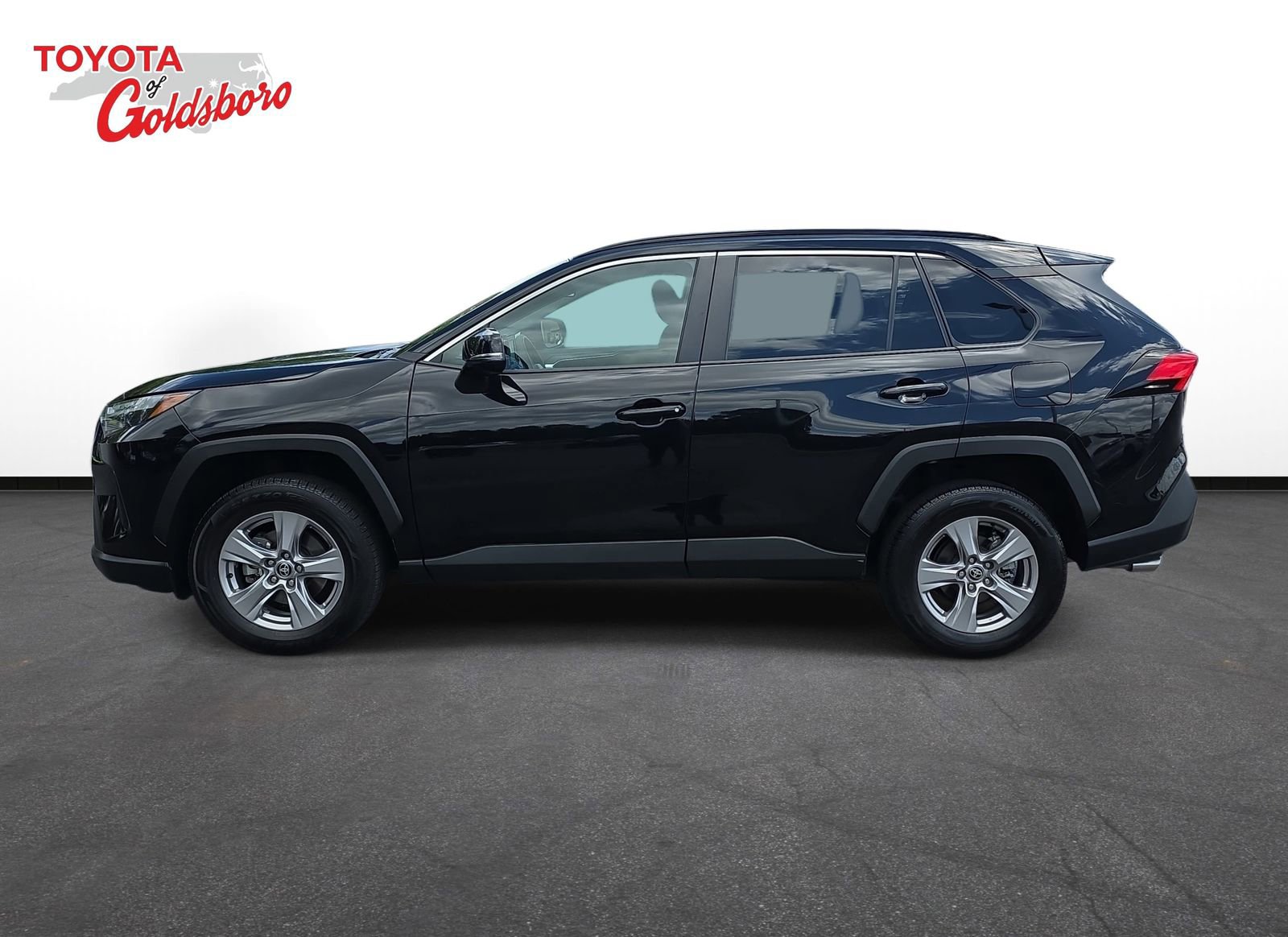 Used 2022 Toyota RAV4 XLE w/ Convenience Package FWD image 8