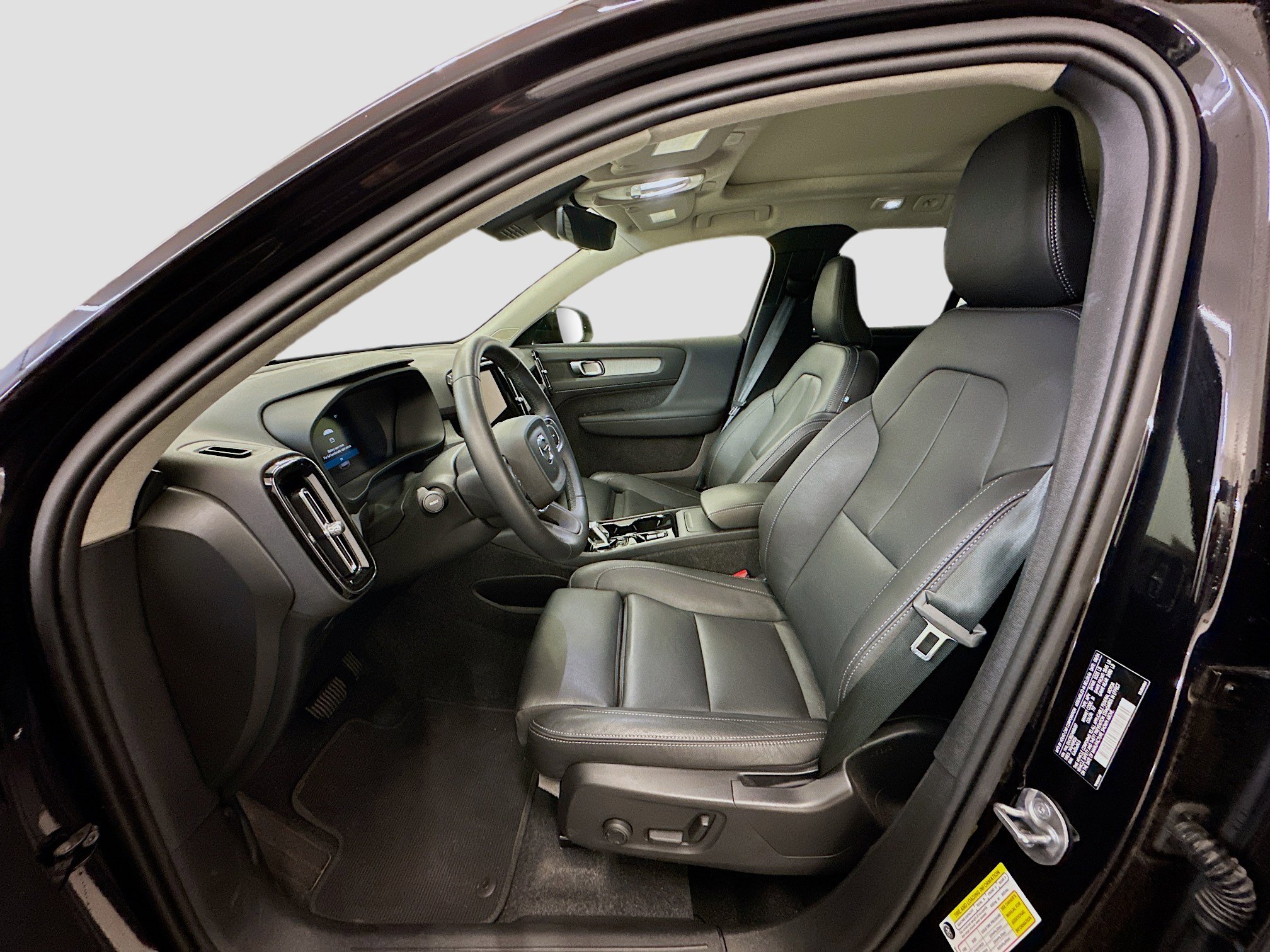 Used 2025 Volvo XC40 B5 Plus image 13