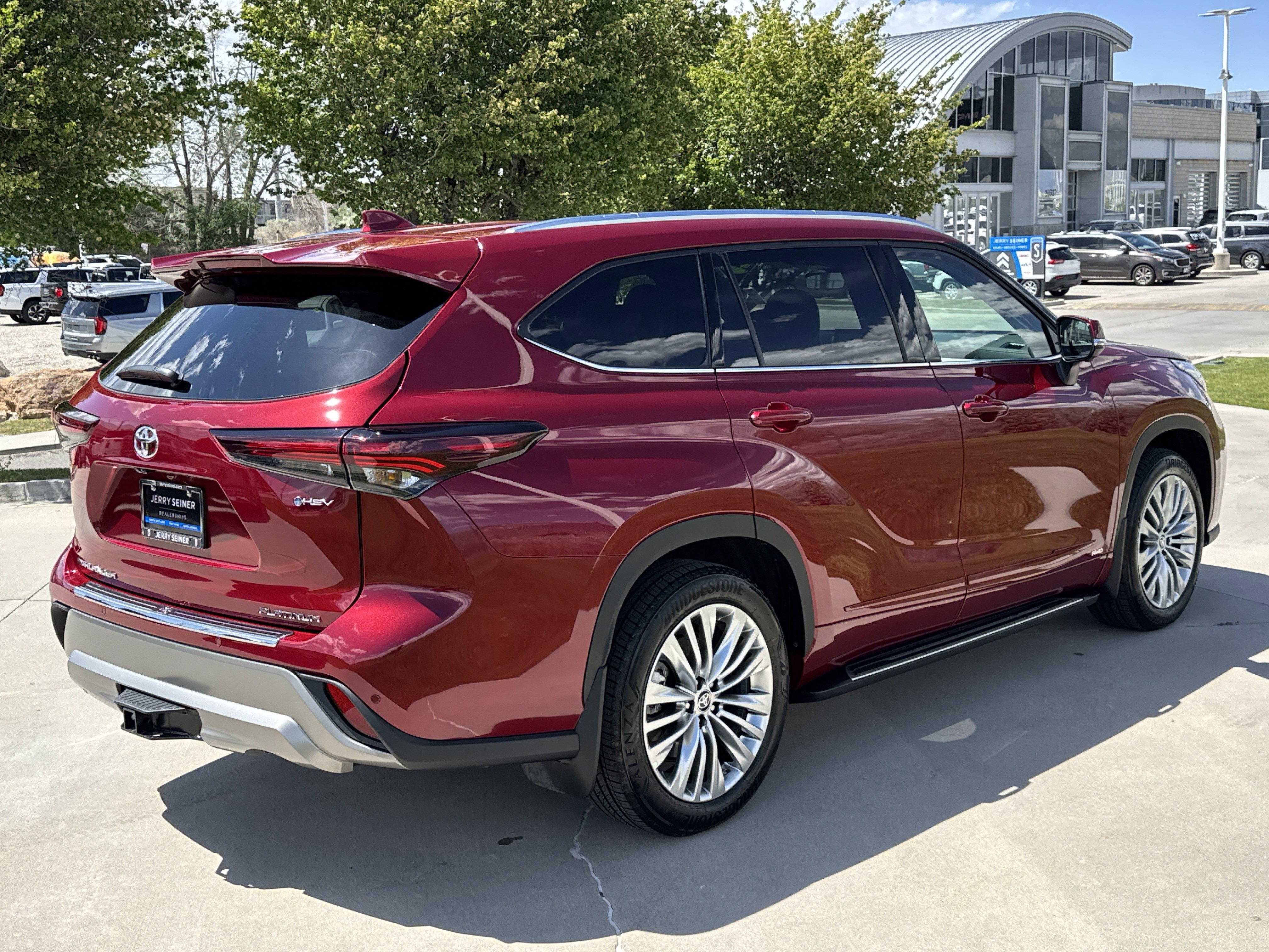 Used 2025 Toyota Highlander Platinum AWD/4WD image 5