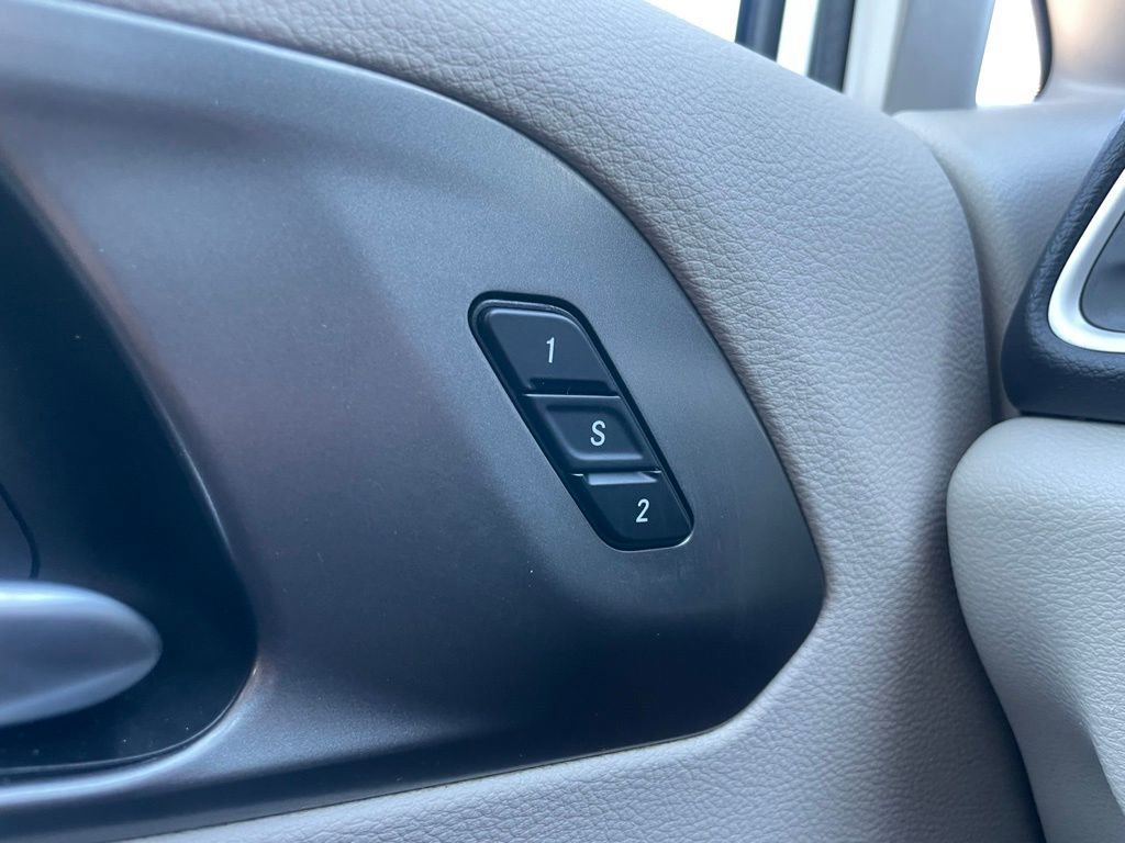 Used 2024 Chrysler Pacifica Touring-L image 25