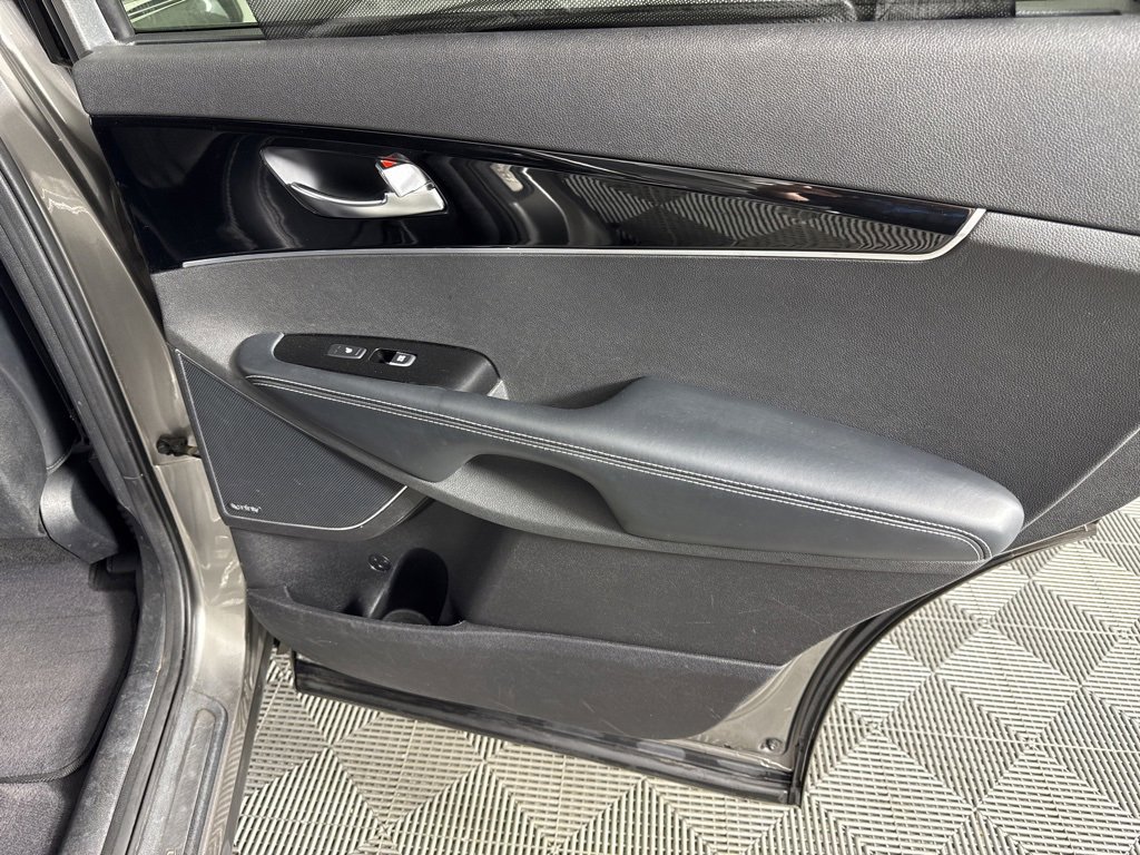Used 2017 Kia Sorento SX image 38