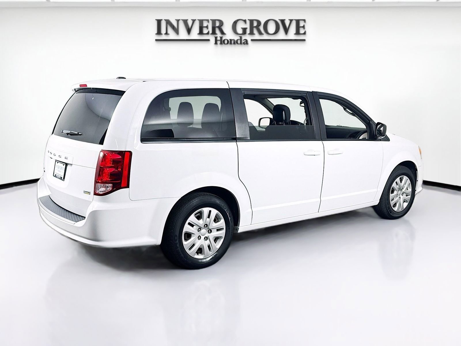 Used 2018 Dodge Grand Caravan SE w/ UConnect Hands-Free Group image 5