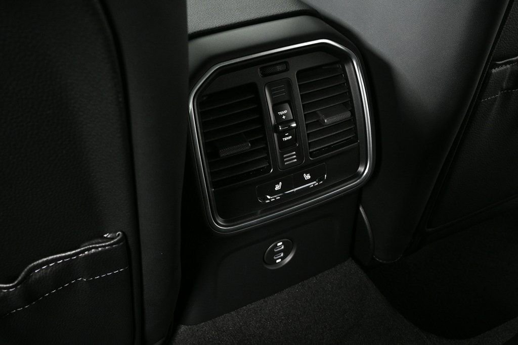 Certified 2025 Porsche Macan image 20