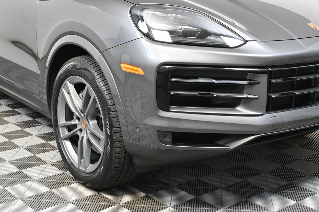 Used 2025 Porsche Cayenne image 35
