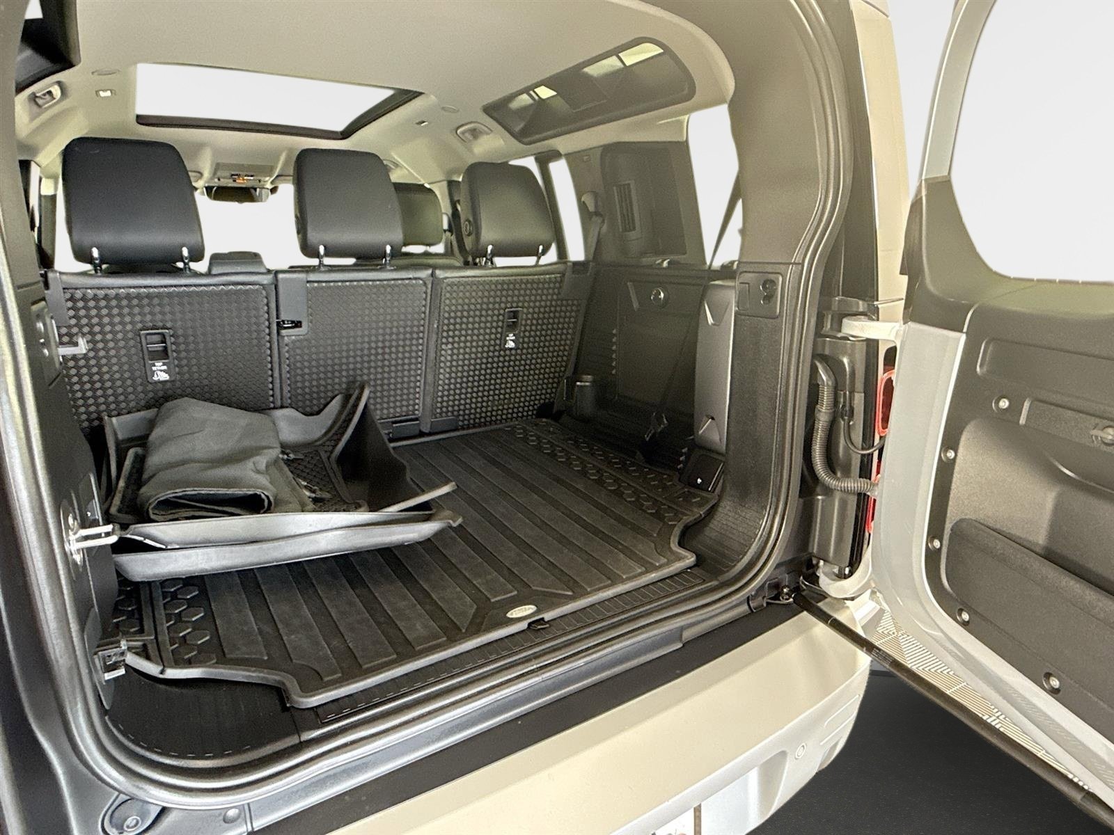 Used 2020 Land Rover Defender 110 First Edition image 29